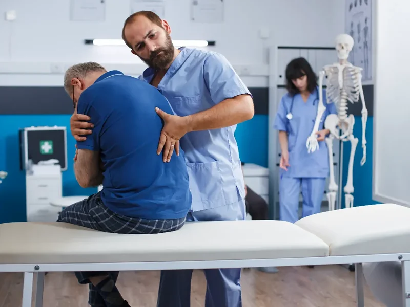 licensed physical therapist guiding a patient through orthopedic therapy for a knee in Honolulu